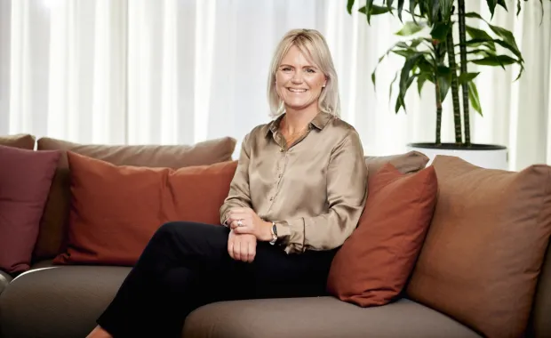 IT-profilen Sofia Lindholm sitter på en soffa