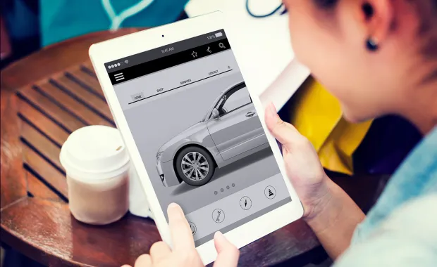 Tittar på tablet på en e-handelssida med bilar 
