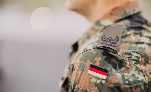 Mann in Bundeswehr-Uniform