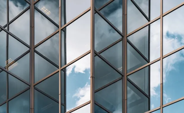 ciel se reflétant sur les fenêtres du bâtiment