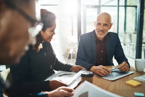 Consultants en réunion avec les clients