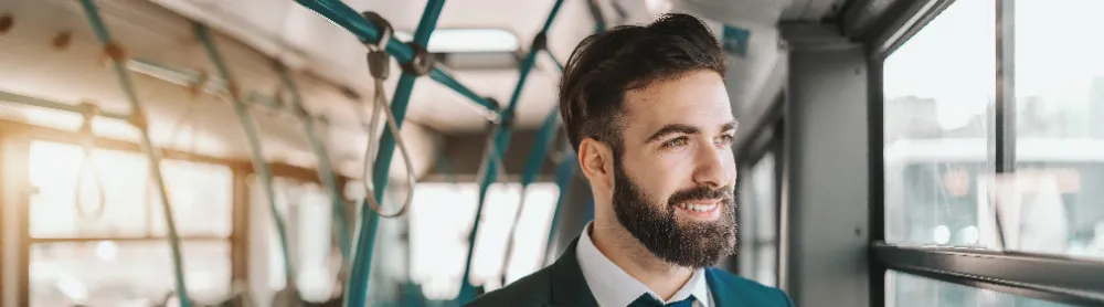Des voyageurs se déplacent dans un bus Des voyageurs se déplacent dans un bus