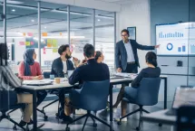 Consultant présentant dans une salle de conférence