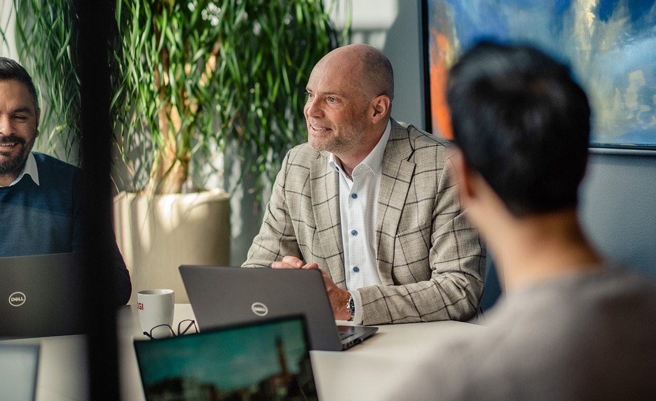 Møte med flere personer - viser kunde–leverandør-samarbeid Møte med flere personer - viser kunde–leverandør-samarbeid